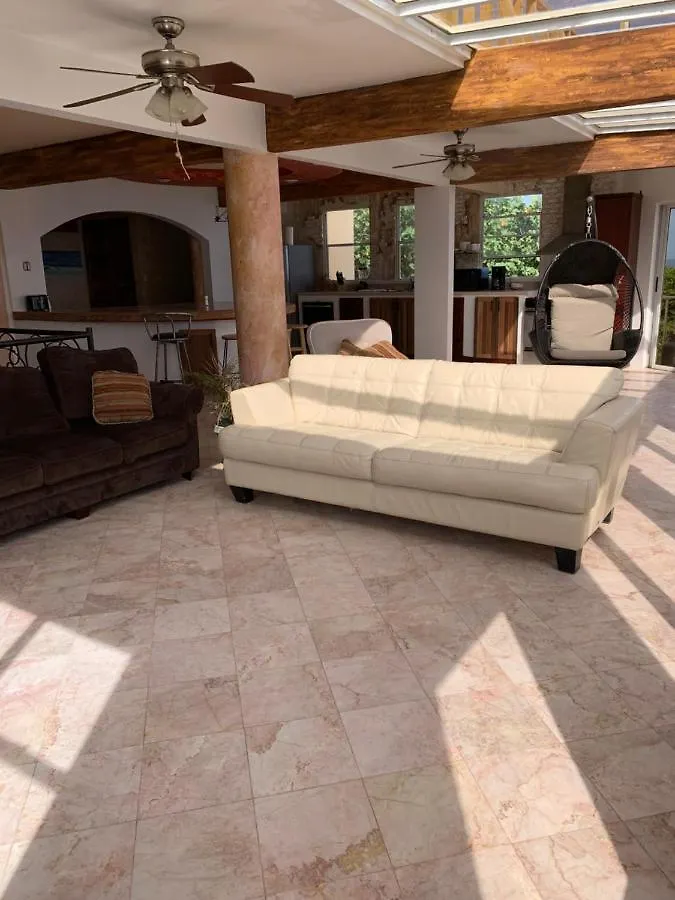 イサベラ Oceanfront Hideaway Main Floorヴィラ
